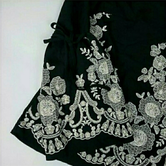 Maurice's Bell Sleeve Floral Detail Border Blouse - Picture 9 of 10